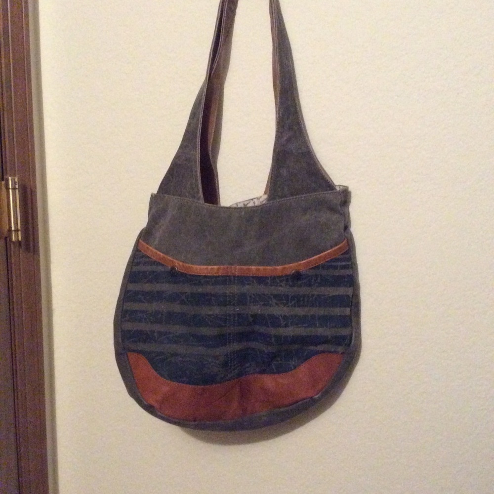 Mona B hobo shoulder bag. Snap front pockets